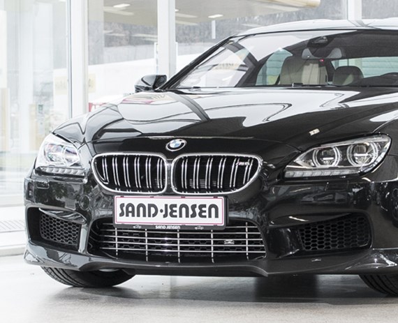 schwarzes BMW Fahrzeug im Autohaus Sandjensen