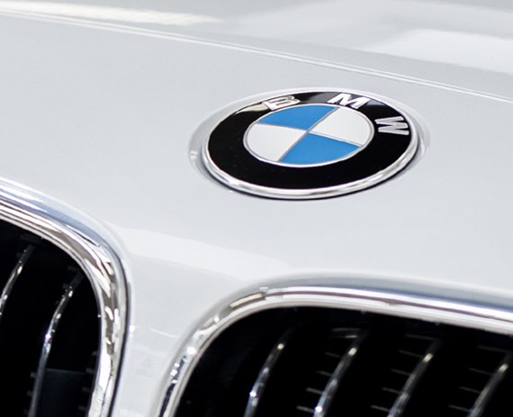 weißes BMW Fahrzeug Ansicht von vorne