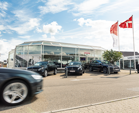 Fahrzeuge vor dem Autohaus Sand Jensen