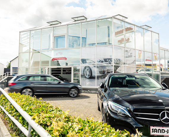 Verschiedene Mercedes Modelle vor dem Autohaus Sand Jensen