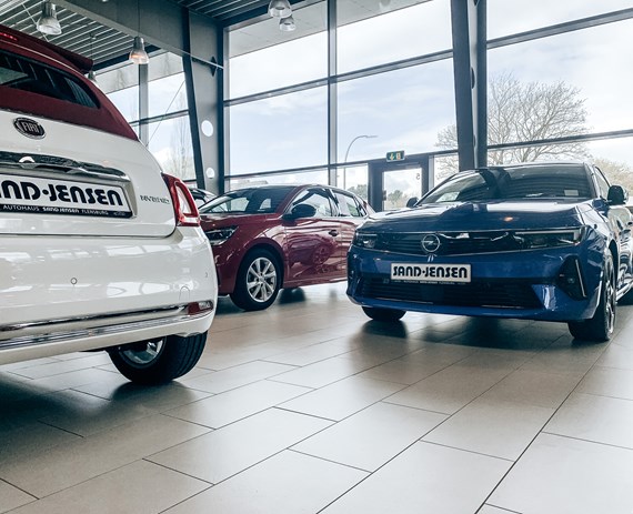 blaues Opel Fahrzeug im Autohaus Sandjensen