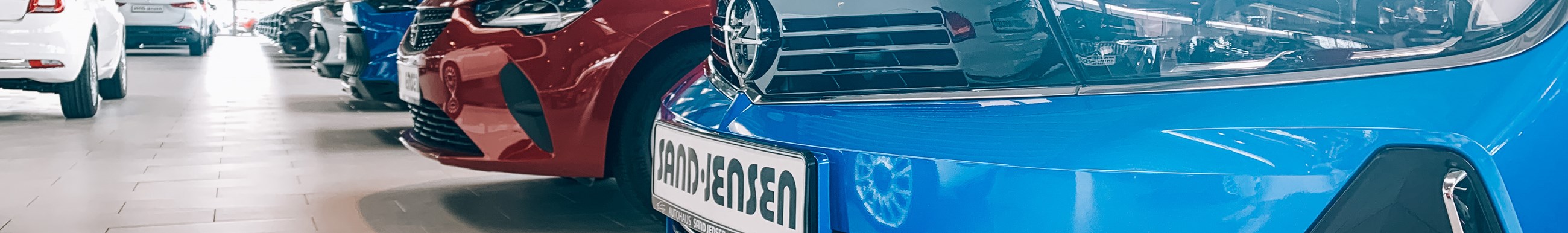 Opel-Fahrzeuge im Autohaus Sandjensen - Frontansicht